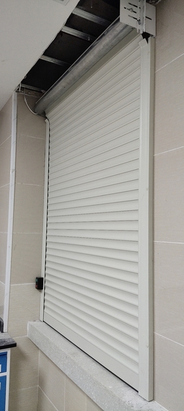 有效保持室内温度,节省了大量的能源,据调查表明,使用欧式卷帘门能